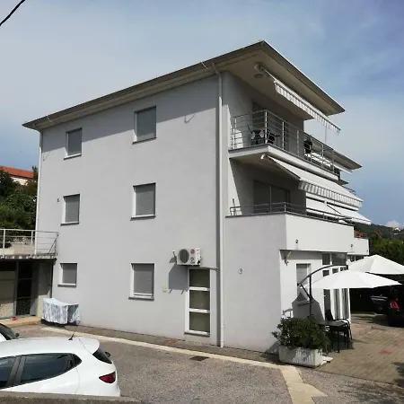 Ana Apartment *